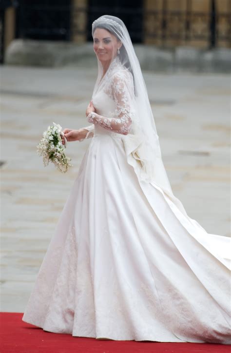 who designed kate's wedding dress.